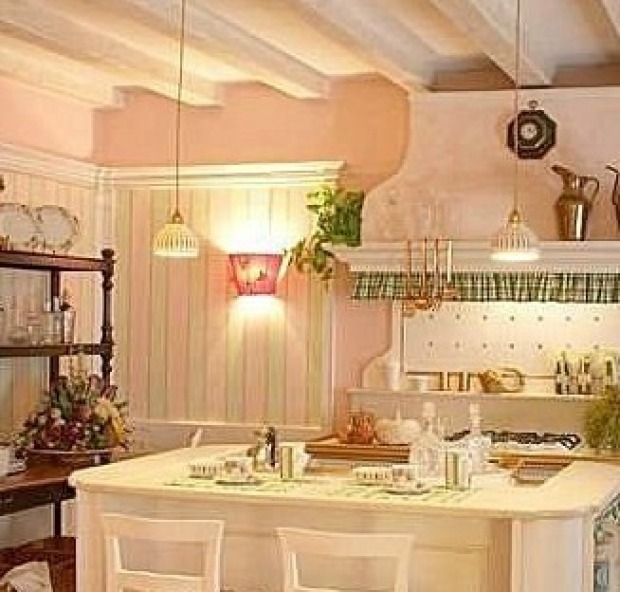 Illuminazione cucina provenzale: tende, lampadari e lampade Parete soggiorno provenzale